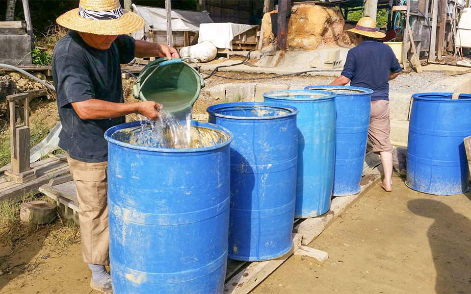 カシー（粘性砂）の濾過作業でかん水を採取